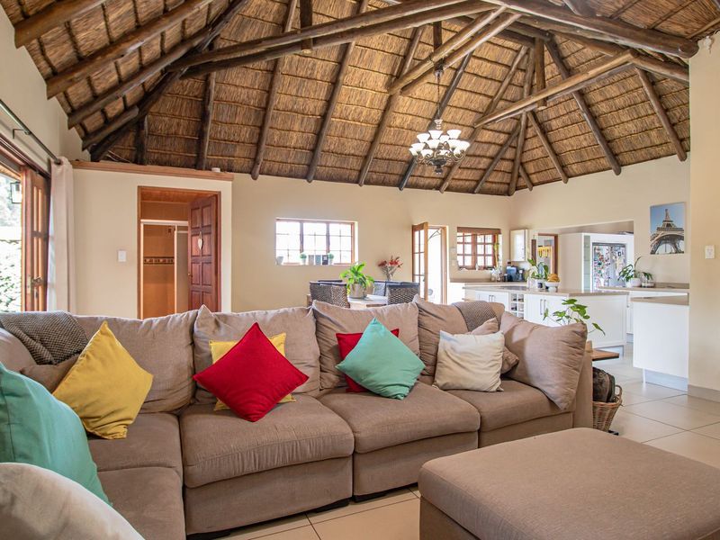 Elegant Family Living with Solar Power & Space to Spare. - Photo 3