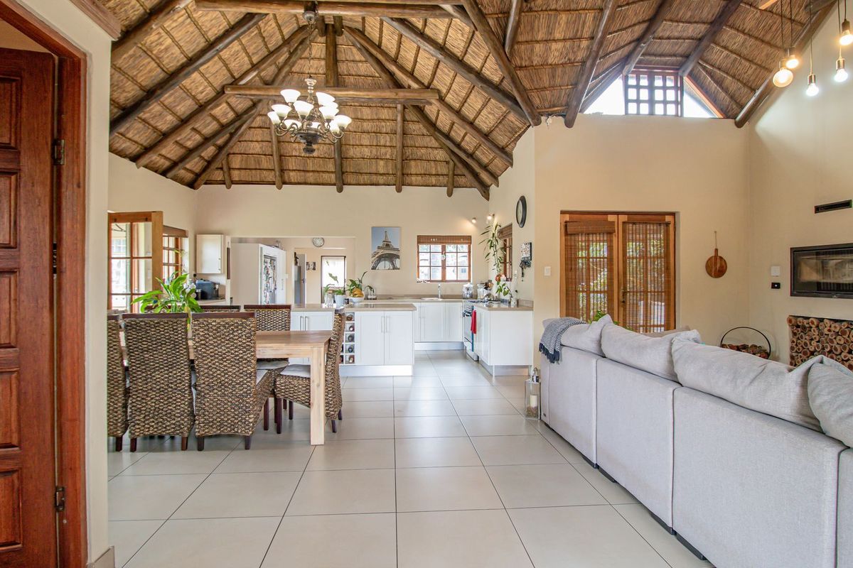 Elegant Family Living with Solar Power & Space to Spare. - Photo 5