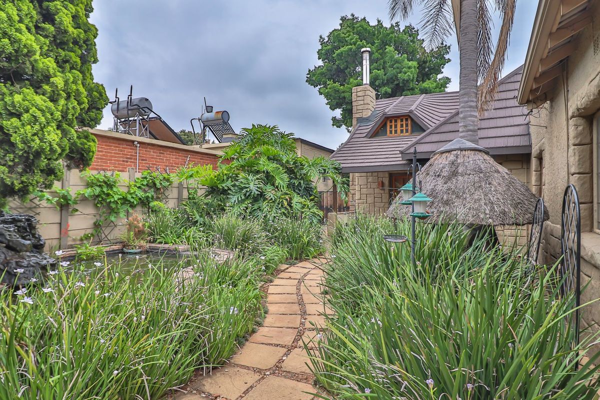 Elegant Family Living with Solar Power & Space to Spare. - Photo 2