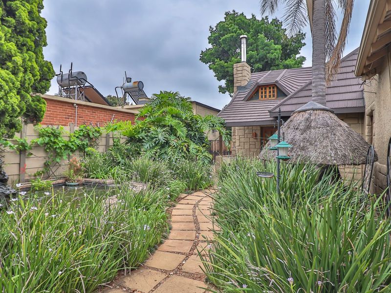 Elegant Family Living with Solar Power & Space to Spare. - Photo 2