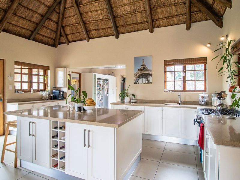 Elegant Family Living with Solar Power & Space to Spare. - Photo 10