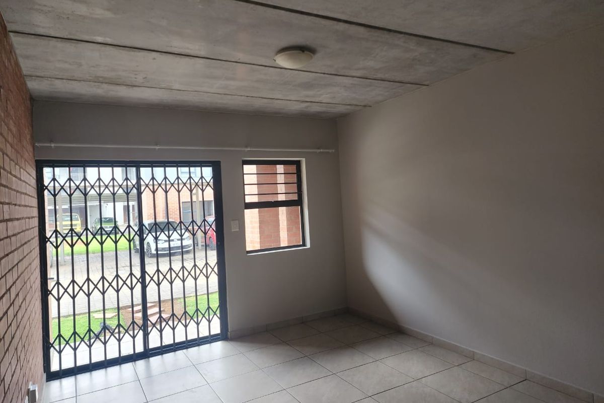 2 BEDROOM 1 BATHROOM GROUND FLOOR APARTMENT - Photo 4
