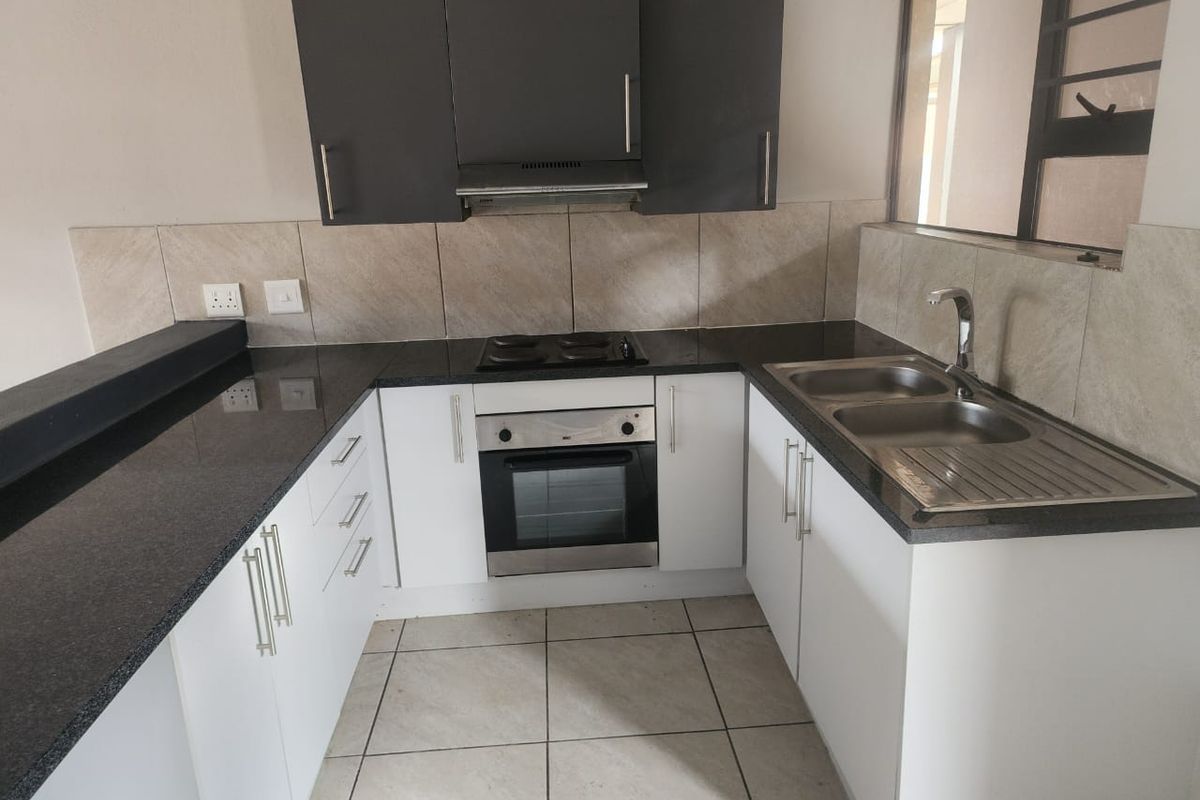 2 BEDROOM 1 BATHROOM GROUND FLOOR APARTMENT - Photo 2