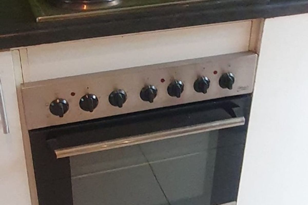 Beautiful 4-Bedroom Family Home with Pool – Safe, Spacious & Pet-Friendly - Photo 4