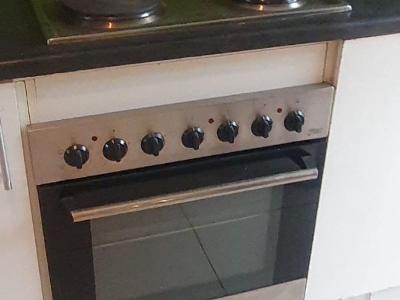 Beautiful 4-Bedroom Family Home with Pool – Safe, Spacious & Pet-Friendly - Photo 4