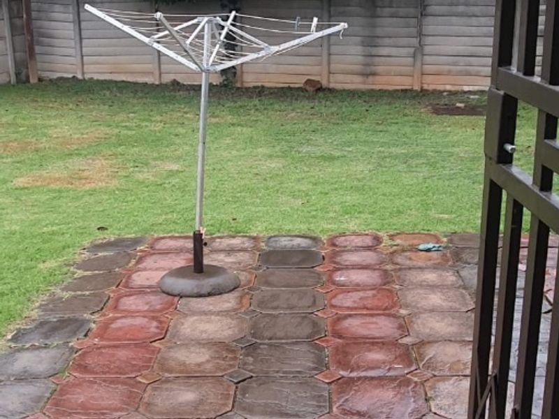 Beautiful 4-Bedroom Family Home with Pool – Safe, Spacious & Pet-Friendly - Photo 10