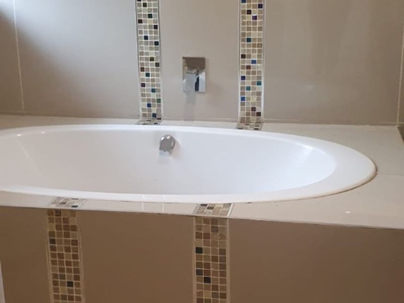 Beautiful 4-Bedroom Family Home with Pool – Safe, Spacious & Pet-Friendly - Photo 6