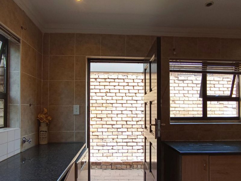 5 Bedroom House for Sale in Beverley - Photo 3