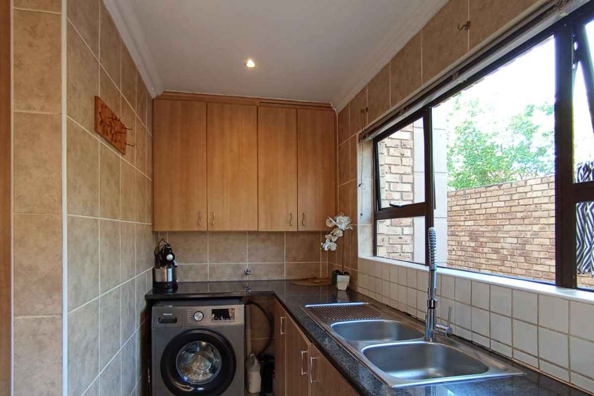 5 Bedroom House for Sale in Beverley - Photo 2