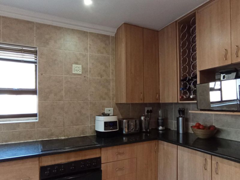 5 Bedroom House for Sale in Beverley - Photo 4