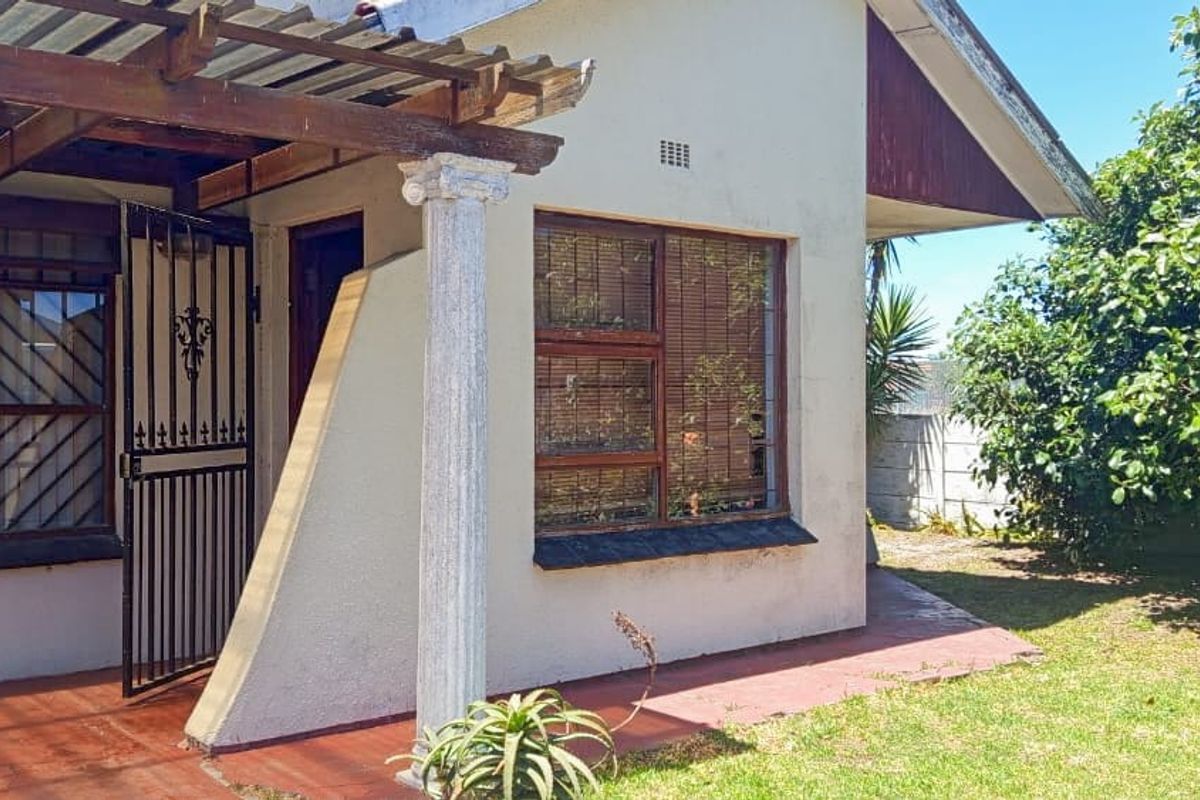 Three Bedroom Corner Family with Flatlet for Sale in Surrey Estate - Photo 2