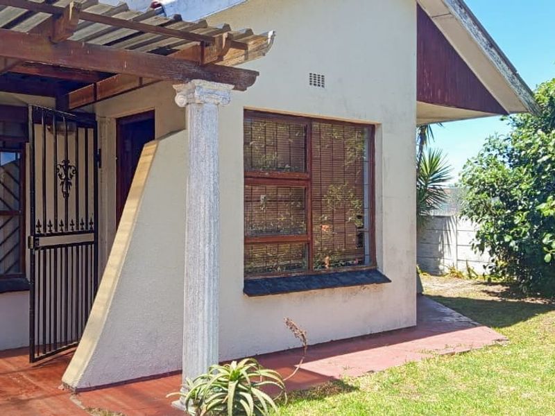 Three Bedroom Corner Family with Flatlet for Sale in Surrey Estate - Photo 2