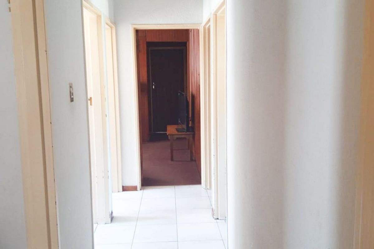 Three Bedroom Corner Family with Flatlet for Sale in Surrey Estate - Photo 5