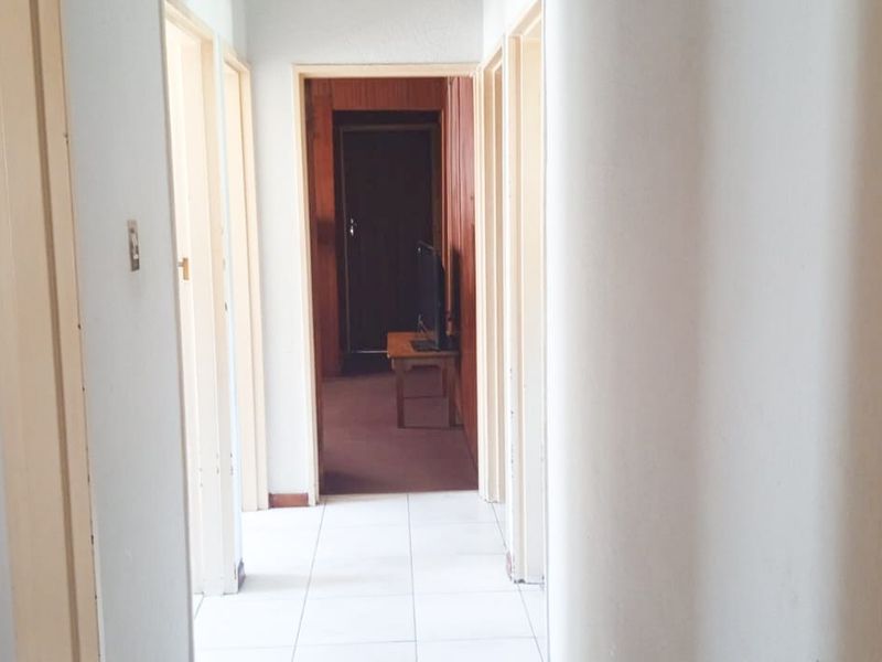 Three Bedroom Corner Family with Flatlet for Sale in Surrey Estate - Photo 5