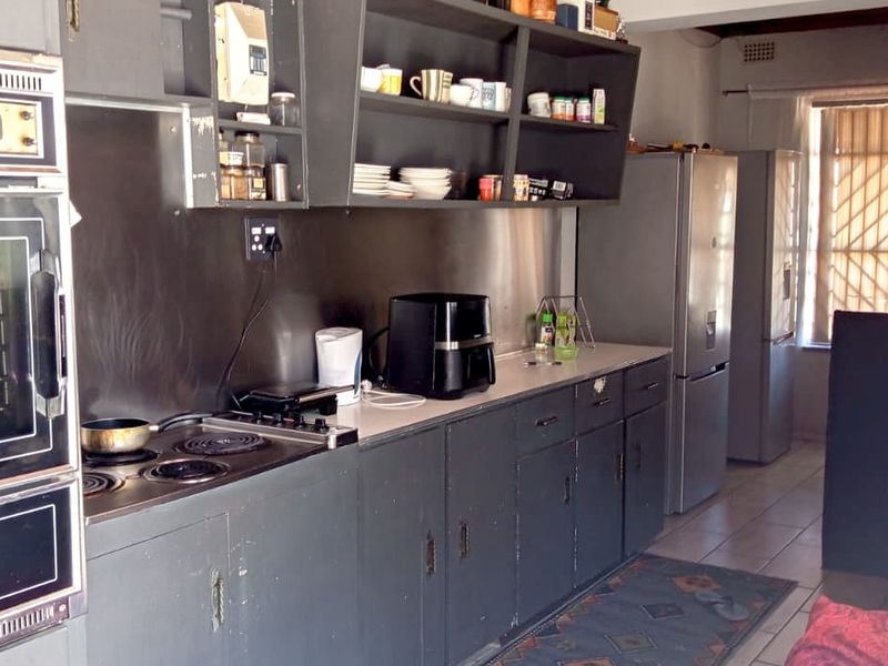 Three Bedroom Corner Family with Flatlet for Sale in Surrey Estate - Photo 6