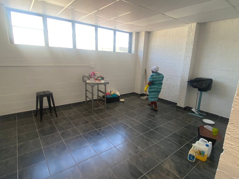 556m2 Warehouse To Let in South Palms, Tokai - Photo 2