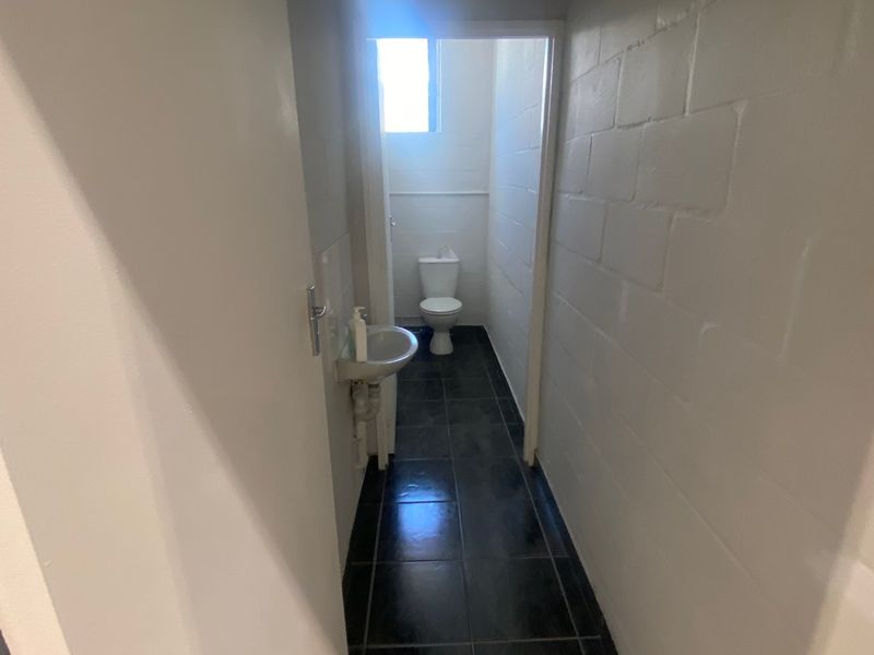 556m2 Warehouse To Let in South Palms, Tokai - Photo 4