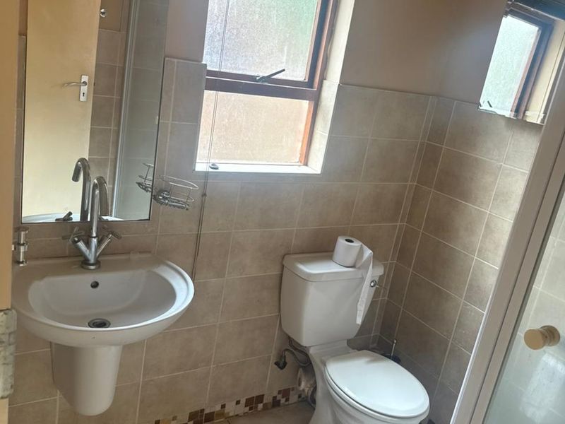 Fully Furnished Studio Bachelor Apartment  for Rent - Photo 7