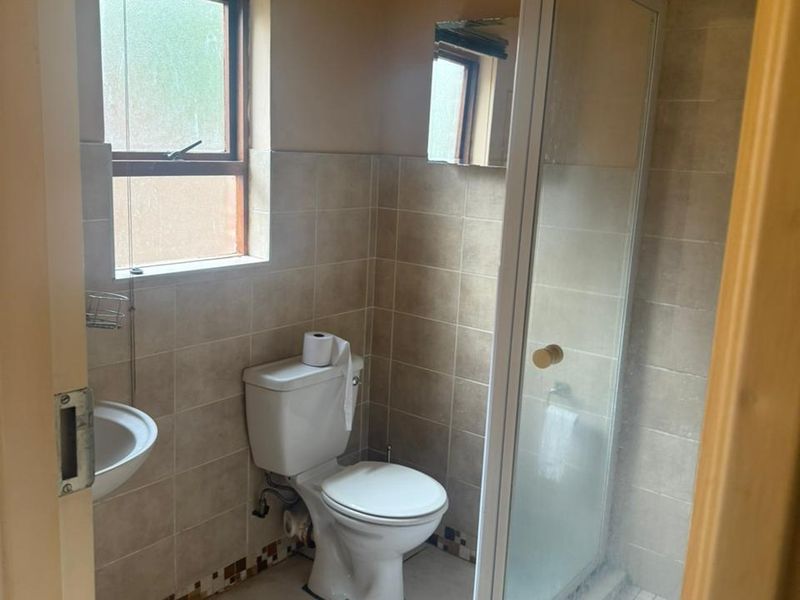 Fully Furnished Studio Bachelor Apartment  for Rent - Photo 6