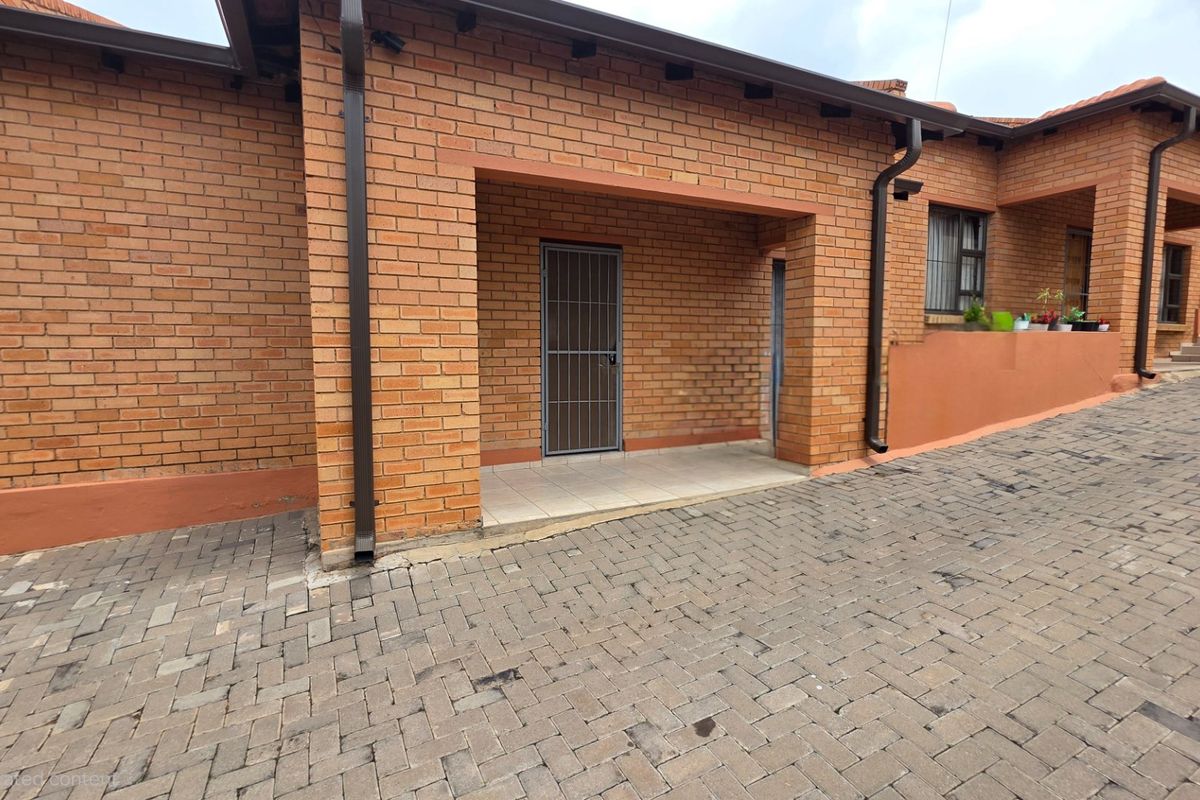 Spacious, Secure & Modern Home in Erasmia - Photo 3