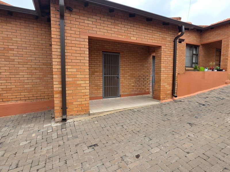 Spacious, Secure & Modern Home in Erasmia - Photo 3