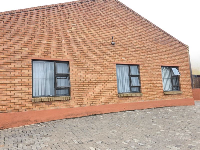 Spacious, Secure & Modern Home in Erasmia - Photo 4