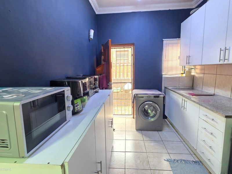 Spacious, Secure & Modern Home in Erasmia - Photo 8