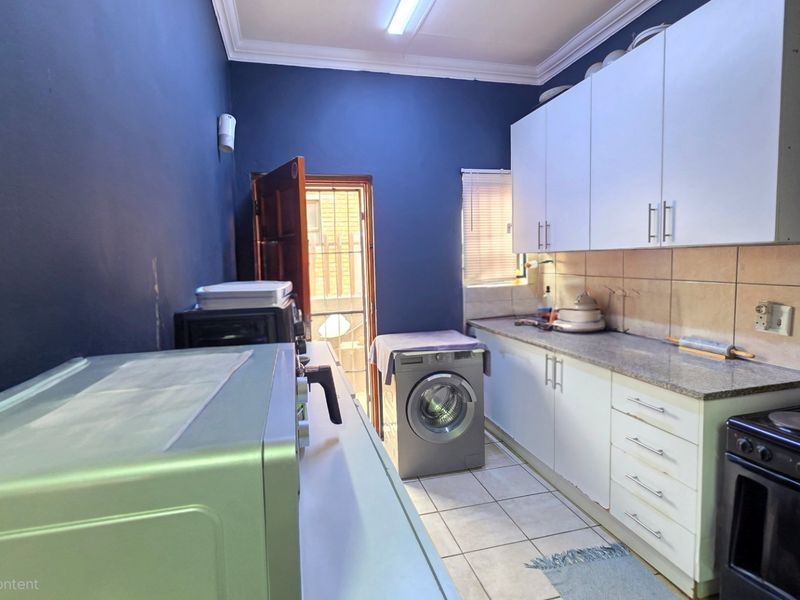 Spacious, Secure & Modern Home in Erasmia - Photo 7