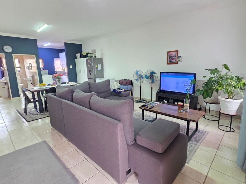 Spacious, Secure & Modern Home in Erasmia - Photo 5