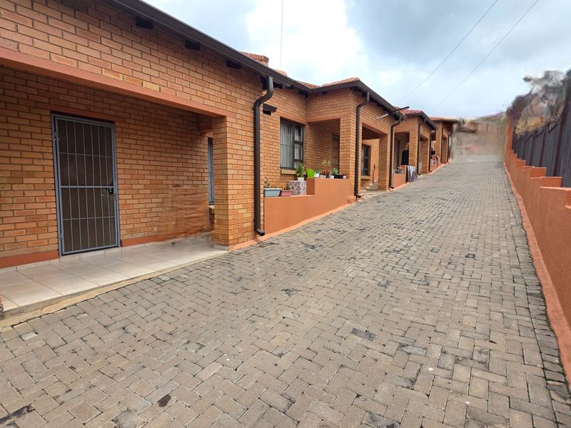 Spacious, Secure & Modern Home in Erasmia - Photo 2