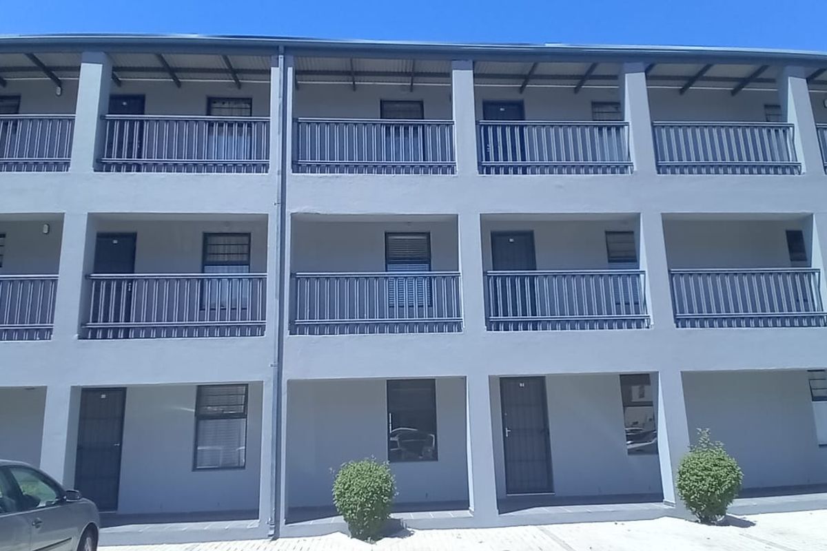 Secure First-Floor 2-Bedroom Apartment in Prime Location - Photo 2