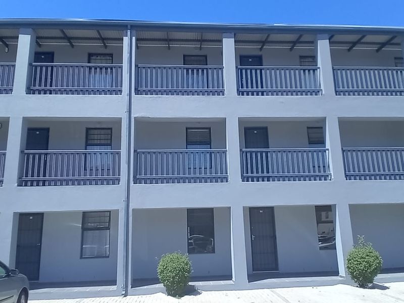 Secure First-Floor 2-Bedroom Apartment in Prime Location - Photo 2