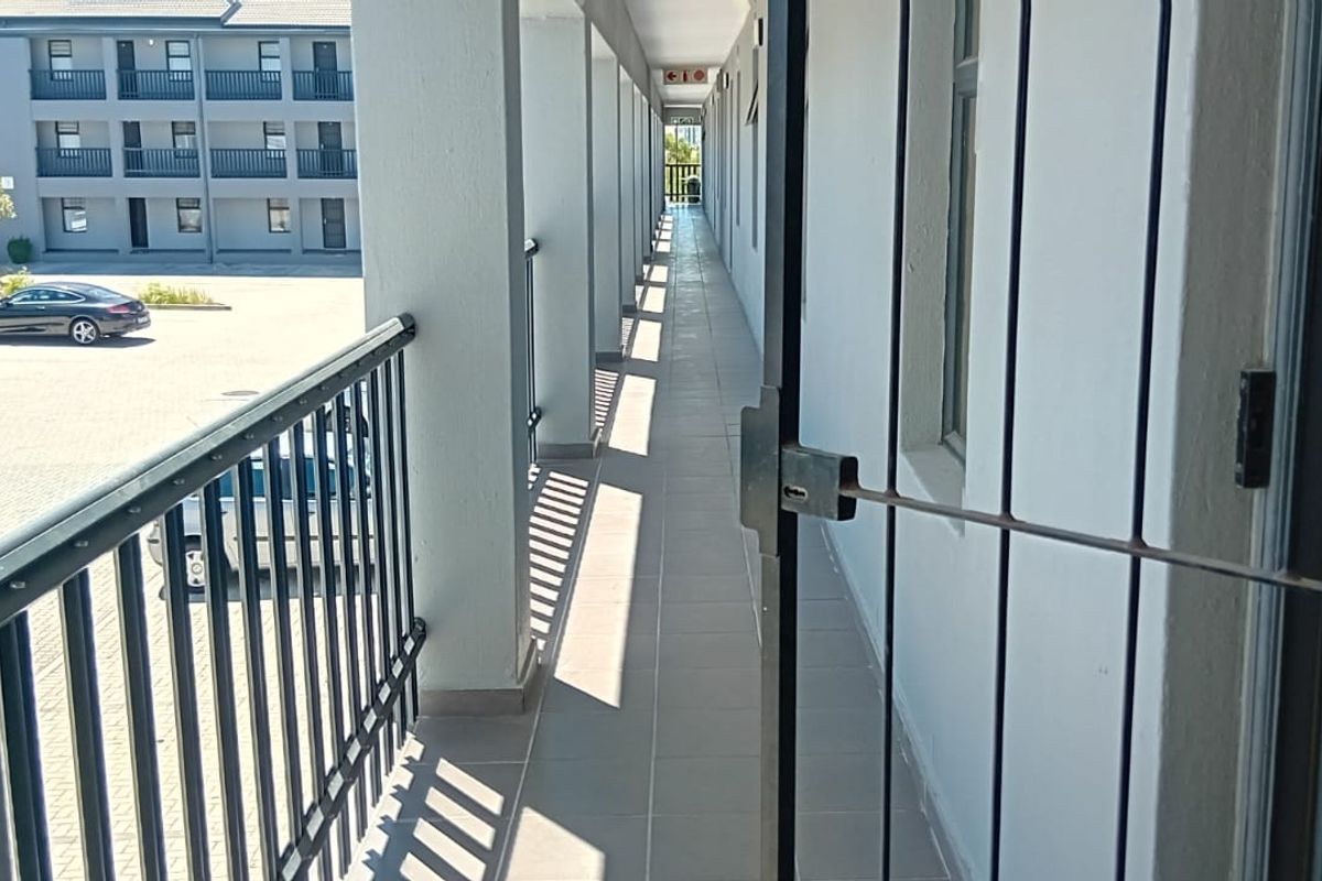 Secure First-Floor 2-Bedroom Apartment in Prime Location - Photo 3