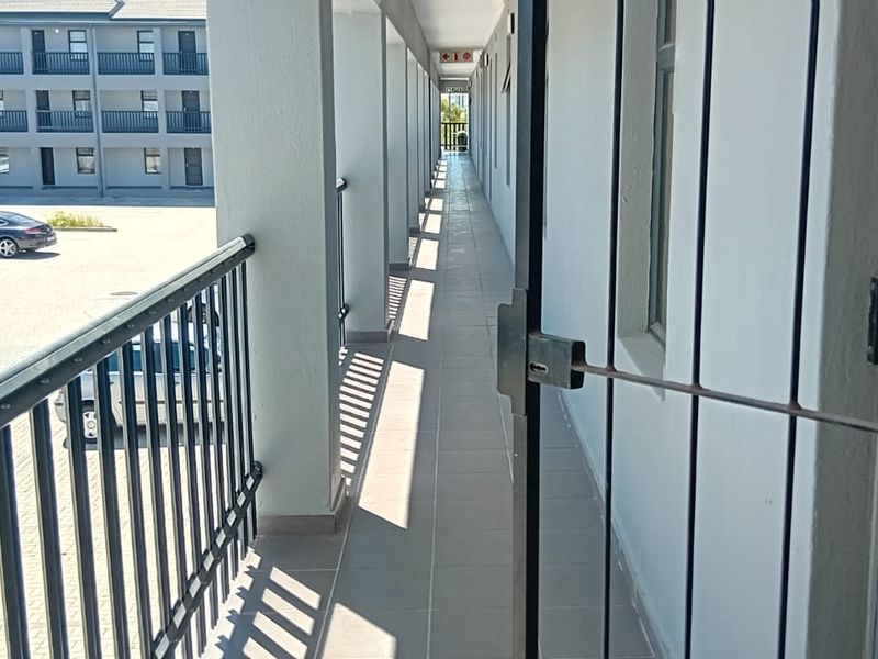 Secure First-Floor 2-Bedroom Apartment in Prime Location - Photo 3