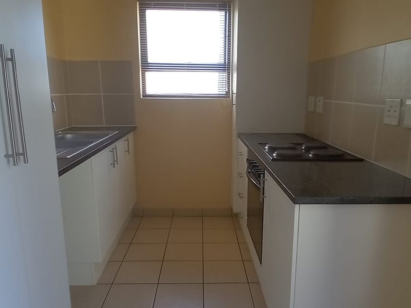 Secure First-Floor 2-Bedroom Apartment in Prime Location - Photo 6