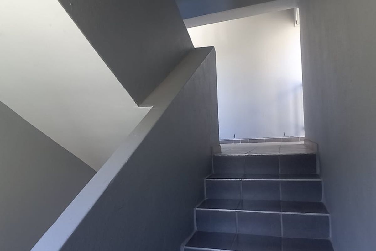 Secure First-Floor 2-Bedroom Apartment in Prime Location - Photo 4