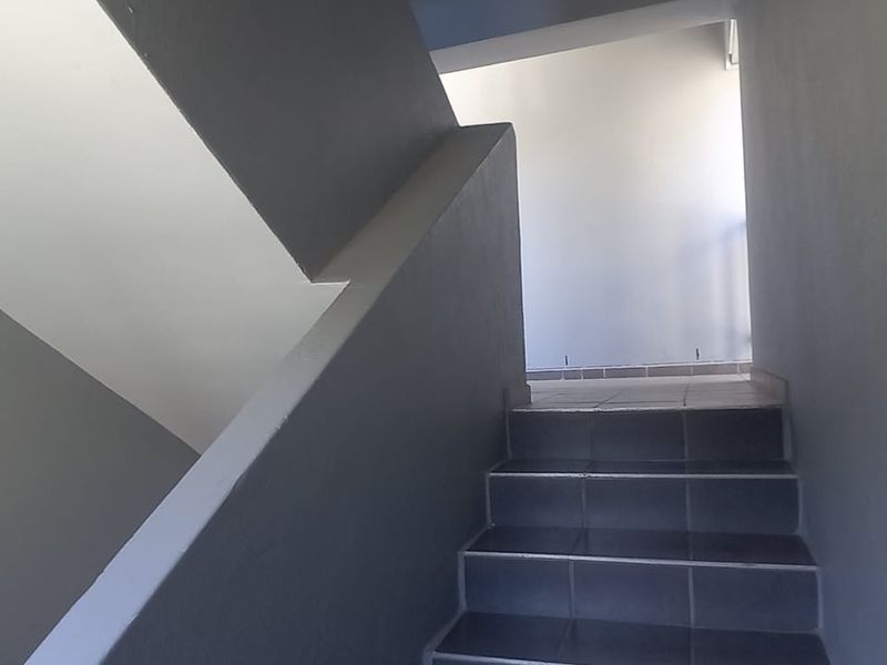 Secure First-Floor 2-Bedroom Apartment in Prime Location - Photo 4