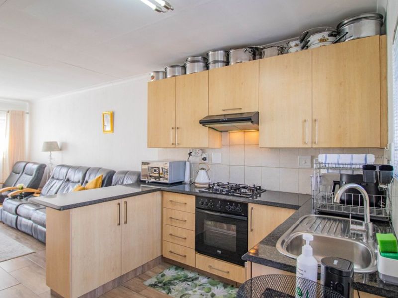 2 Bed Simplex – Modern, Secure & Move-In Ready! - Photo 2