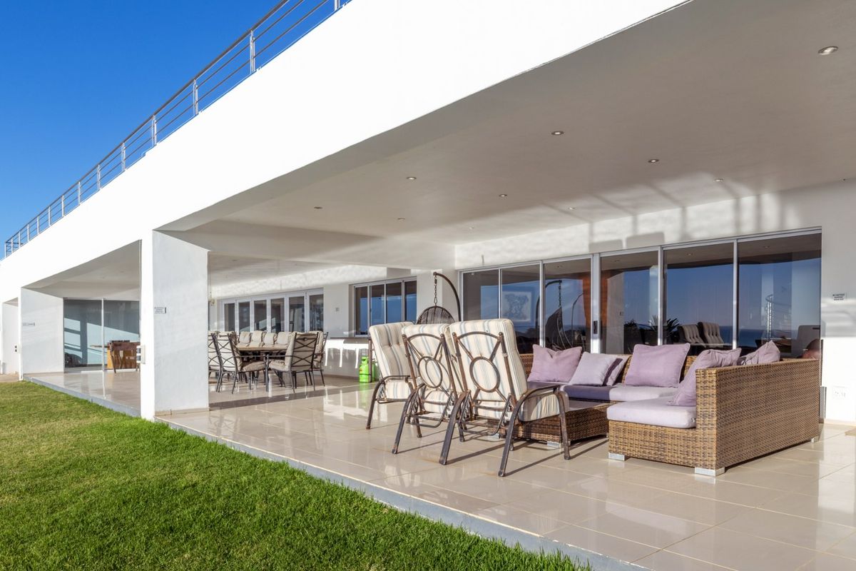 Architectural 5-Bedroom Masterpiece with Panoramic Ocean Views - Photo 3