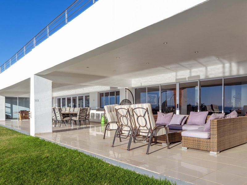 Architectural 5-Bedroom Masterpiece with Panoramic Ocean Views - Photo 3