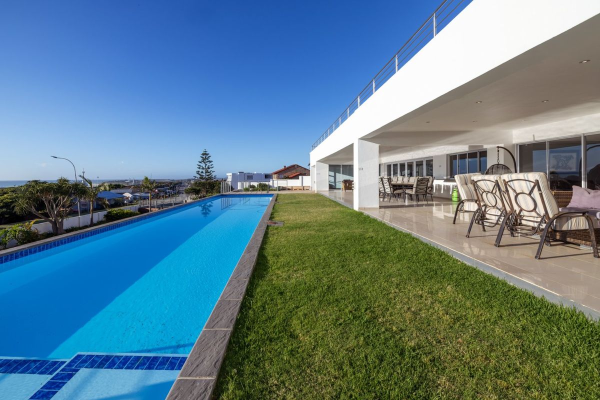 Architectural 5-Bedroom Masterpiece with Panoramic Ocean Views - Photo 4