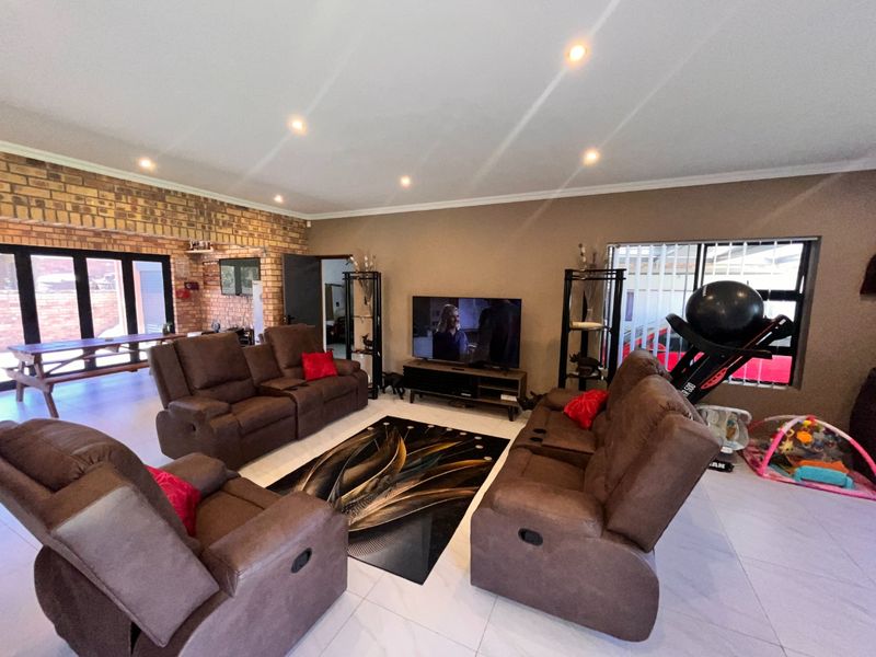 Modern Family Home for Sale – Stylish, Secure & Move-In Ready - Photo 9