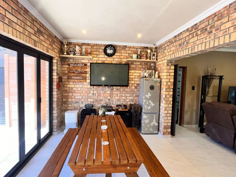 Modern Family Home for Sale – Stylish, Secure & Move-In Ready - Photo 2