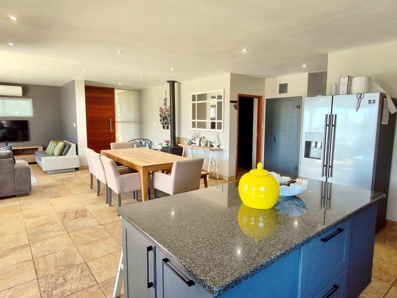 Stunning 4-Bedroom Home for Sale in Exclusive Bantry Bay Estate - Photo 8