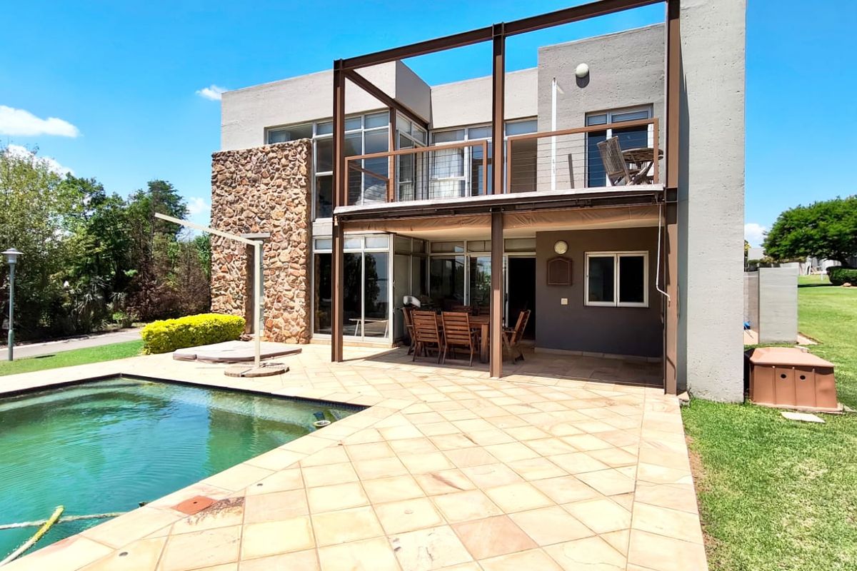 Stunning 4-Bedroom Home for Sale in Exclusive Bantry Bay Estate - Photo 5