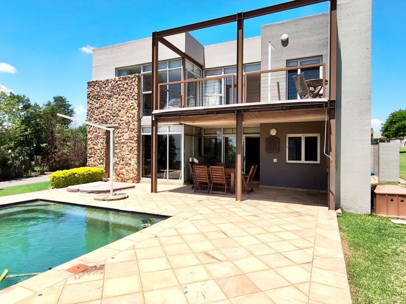 Stunning 4-Bedroom Home for Sale in Exclusive Bantry Bay Estate - Photo 5