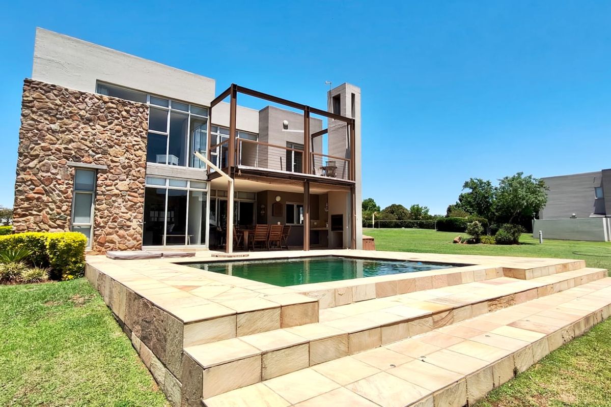 Stunning 4-Bedroom Home for Sale in Exclusive Bantry Bay Estate - Photo 3