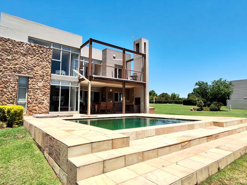 Stunning 4-Bedroom Home for Sale in Exclusive Bantry Bay Estate - Photo 3