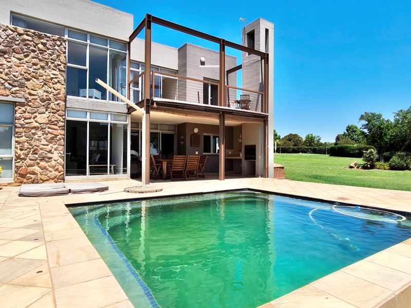 Stunning 4-Bedroom Home for Sale in Exclusive Bantry Bay Estate - Photo 2