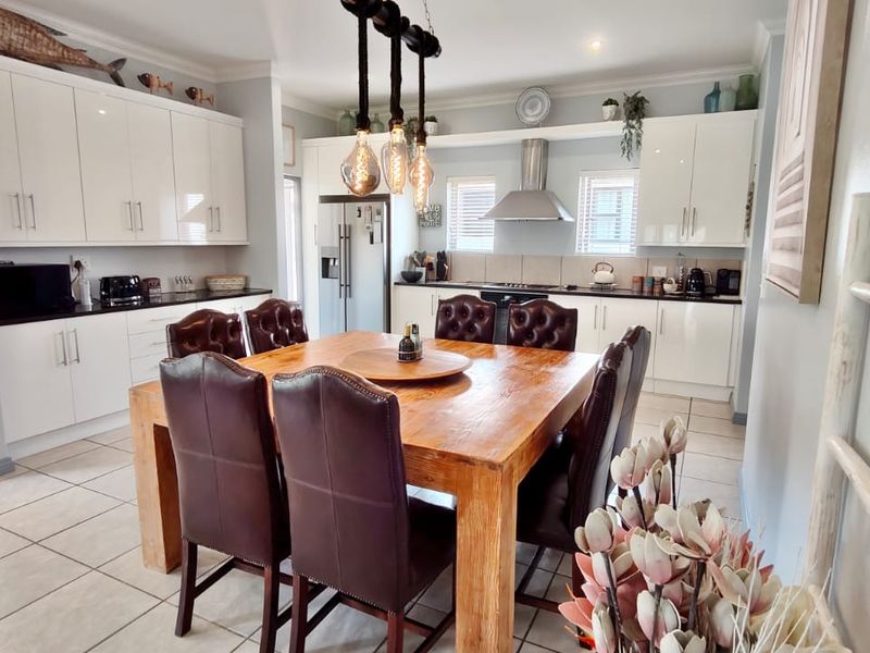 Modern 4-Bedroom Home for Sale in Harbour Town Estate - Photo 7